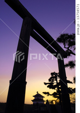 1月三重 七里の渡跡と桑名城蟠龍櫓(朝焼け) 13758571