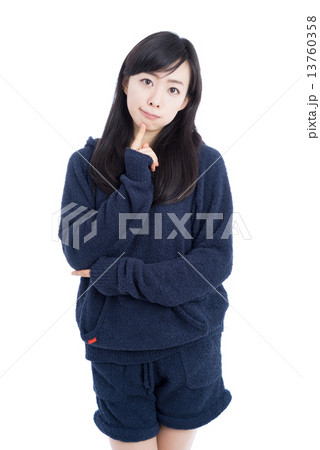 考える女性 13760358