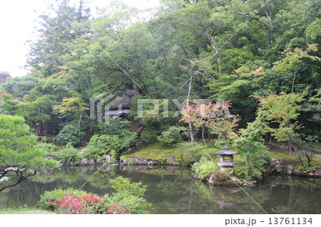 奈良県奈良市にある「依水園」 13761134