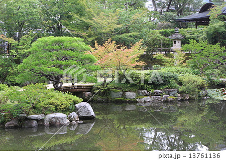 奈良県奈良市にある「依水園」 13761136