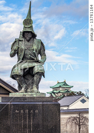 加藤清正像と名古屋城の写真素材