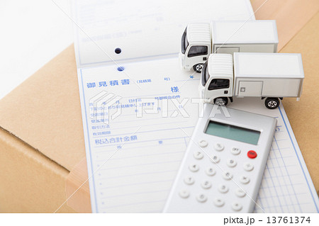 トラックとダンボールと見積書と電卓 トラックとダンボールと見積書と電卓 13761374