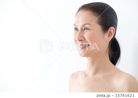 ナチュラルメイクの50代女性 バスタオル 上半身の写真素材 13761621 Pixta