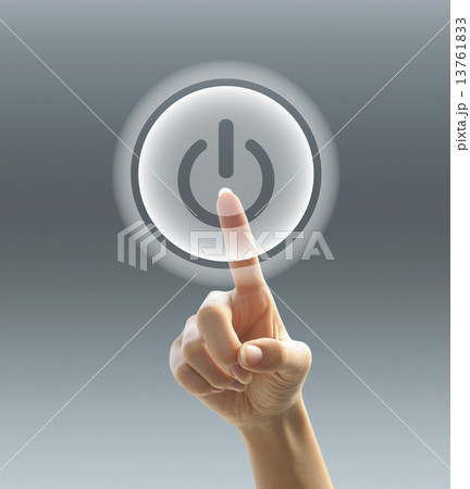 電源スイッチを押す手 13761833