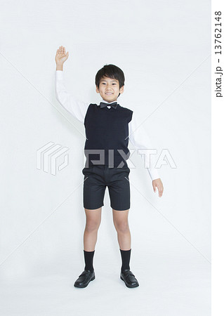 ポーズをする男の子（正装） 13762148