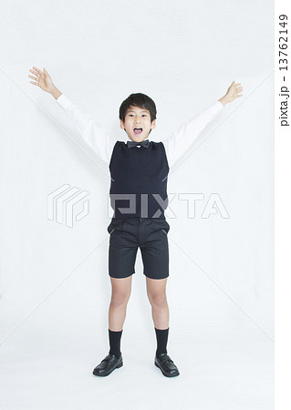 ポーズをする男の子(正装) ポーズをする男の子(正装) 13762149