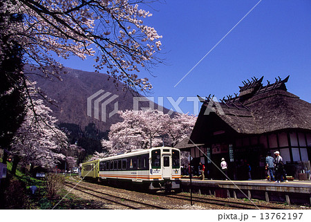 春の湯野上温泉駅と会津鉄道のローカル列車 春の湯野上温泉駅と会津鉄道のローカル列車 13762197