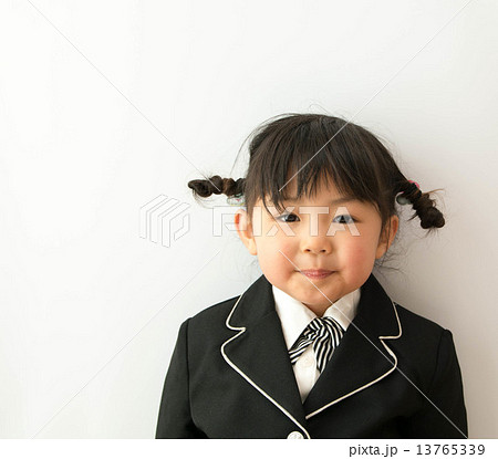 正装の可愛い女の子 13765339
