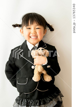 お人形を持った笑顔の女の子 お人形を持った笑顔の女の子 13765340