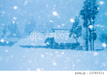 新潟県柏崎市高柳町・荻ノ島集落　茅葺き民家と降り続く雪 13765521