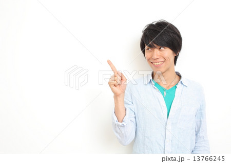 指を指す20代男性 指を指す20代男性 13766245