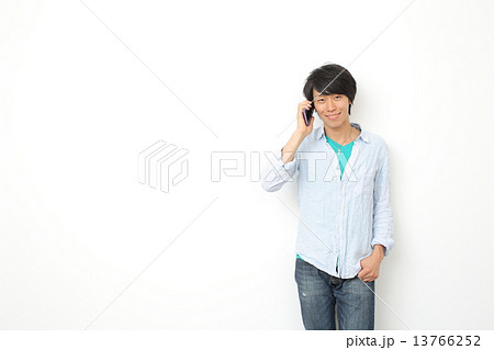 スマホを使用する20代男性 スマホを使用する20代男性 13766252