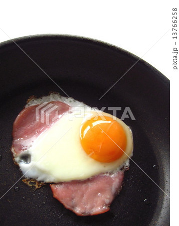 フライパンで焼いたハムエッグ フライパンで焼いたハムエッグ 13766258