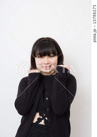 応援する若い女性 応援する若い女性 13766275