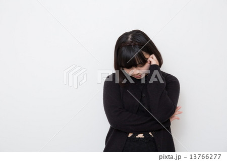 体調が悪い若い女性 体調が悪い若い女性 13766277