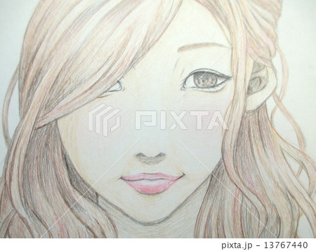 微笑む若い女性の手描きのイラスト 13767440