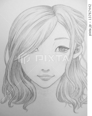 微笑む若い女性の手描きのイラスト 13767442