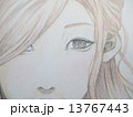 微笑む若い女性の手描きのイラスト 13767443