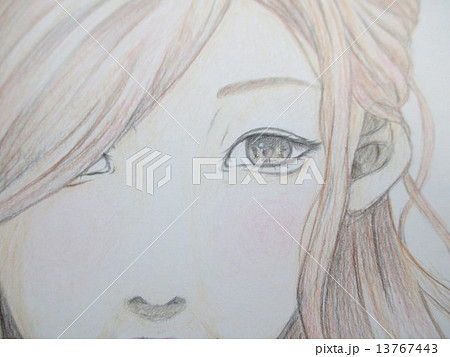 微笑む若い女性の手描きのイラストのイラスト素材