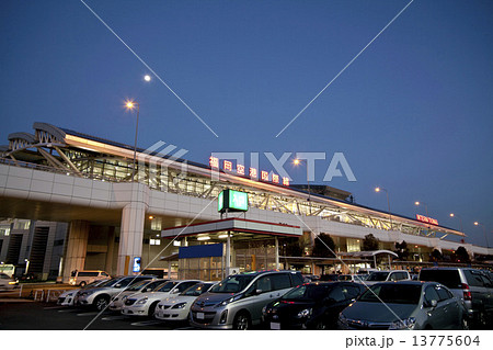 福岡空港国際線の夜景 13775604