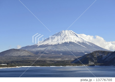本栖湖畔から富士山の雪景色 本栖湖畔から富士山の雪景色 13776700