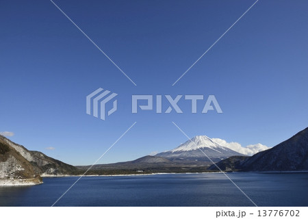 本栖湖畔から富士山の雪景色 13776702