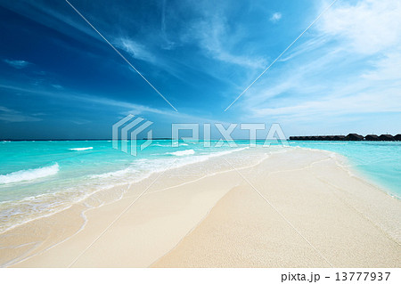 Beautiful beach with sandspit at Maldives 13777937