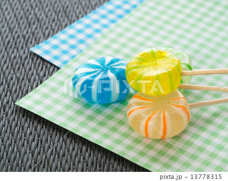 日本の甘いキャンディ 13778315