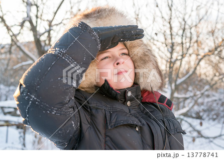 Boy in the winter hat looking up 13778741