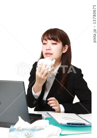 クシャミの止まらないビジネスウーマン 13780675