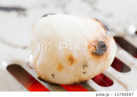 ストーブで餅を焼く ストーブで餅を焼く 13780687