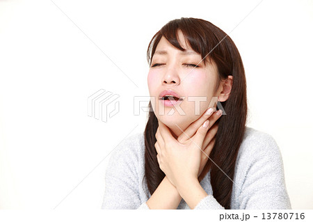 喉が痛む女性 13780716