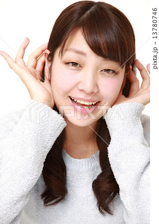 聞き返す女性 聞き返す女性 13780746