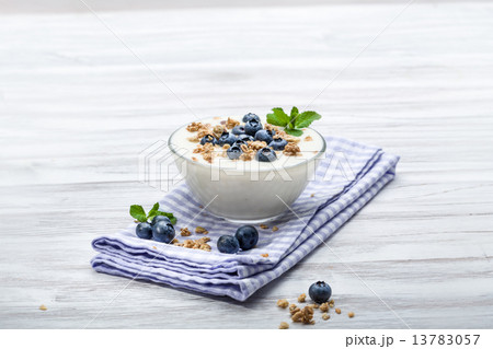 Blueberry yoghurt with muesli 13783057