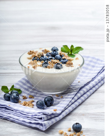 Blueberry yoghurt with muesli 13783058