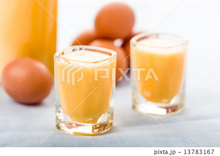 egg liqueur 13783167