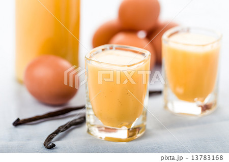 egg liqueur 13783168