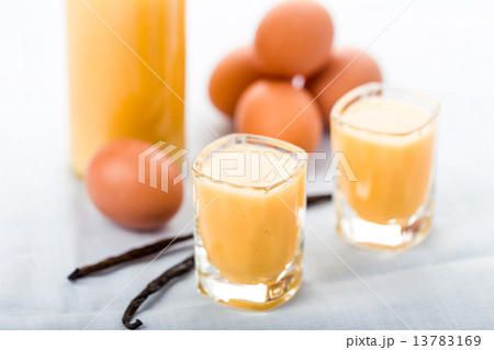 egg liqueur 13783169
