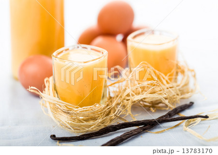 egg liqueur 13783170