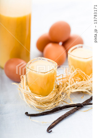 egg liqueur egg liqueur 13783171