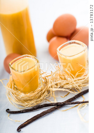 egg liqueur 13783172