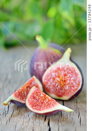 Ripe fresh fig 13784249