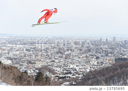 スキージャンプと街並み スキージャンプと街並み 13785695