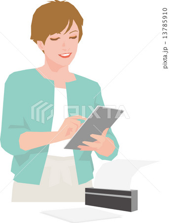 タブレットからのデータを印字する若い女性 13785910