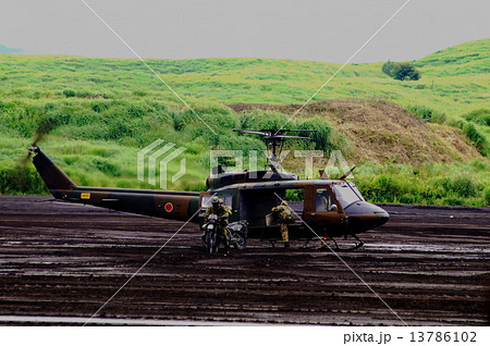ヒューイ　UH-1Ｊ （ 多用途ヘリコプター ） ＆ 偵察用オートバイ　2014年富士総合火力演習　 13786102