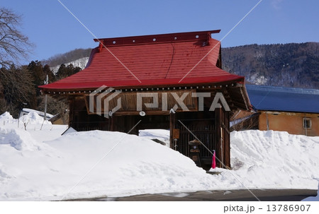 信州小菅神社山門の冬 信州小菅神社山門の冬 13786907
