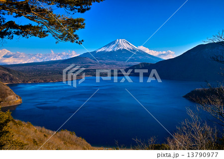千円札撮影場所からの本栖湖と快晴の富士山の風景 13790977