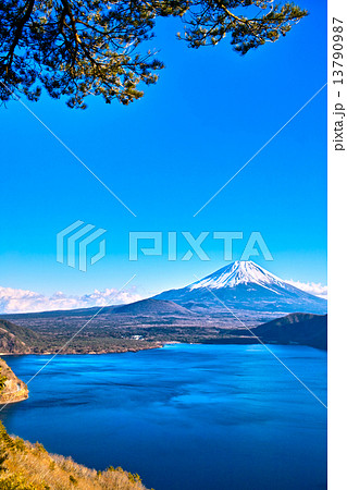 千円札撮影場所からの本栖湖と快晴の富士山の風景 13790987