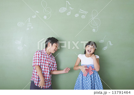 音楽が好きな少年少女 音楽が好きな少年少女 13791464