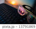 パソコンとメガネと朝日 13791869
